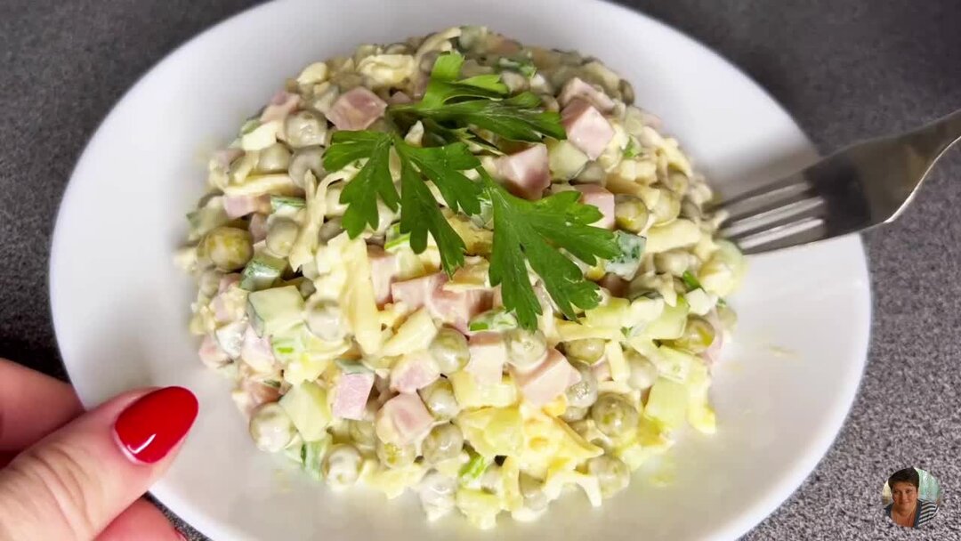 Салат под оливье. Салат под оливье. Оливье груйяр. Салат под оливье. Салат оливье с курицей.