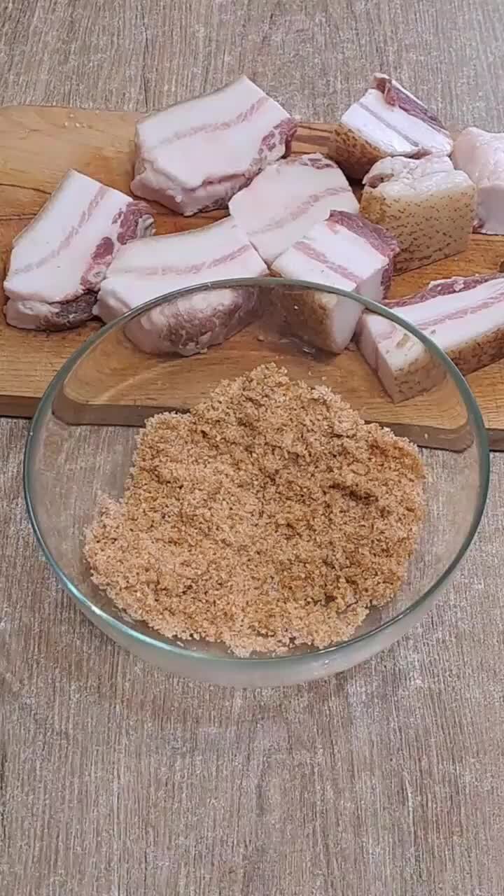 Сало с чесноком и перцем. Сало с прослойкой мяса. Сало с прослойкой. Сало с чесноком. Сухая засолка сала.