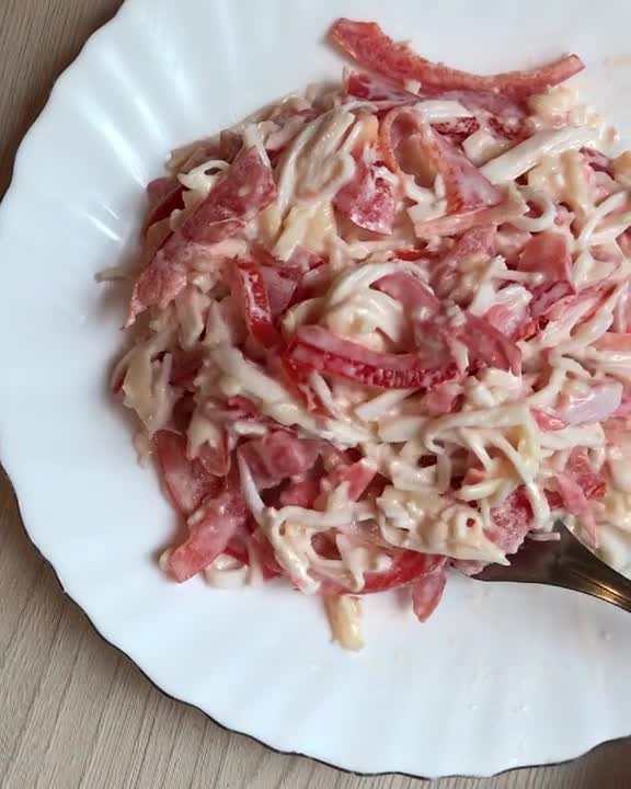 Салат в граммах. 100 гр капусты. 100 грамм оливье с говядиной. Салат с зерненым творогом. Салат с зерненым творогом и овощами.