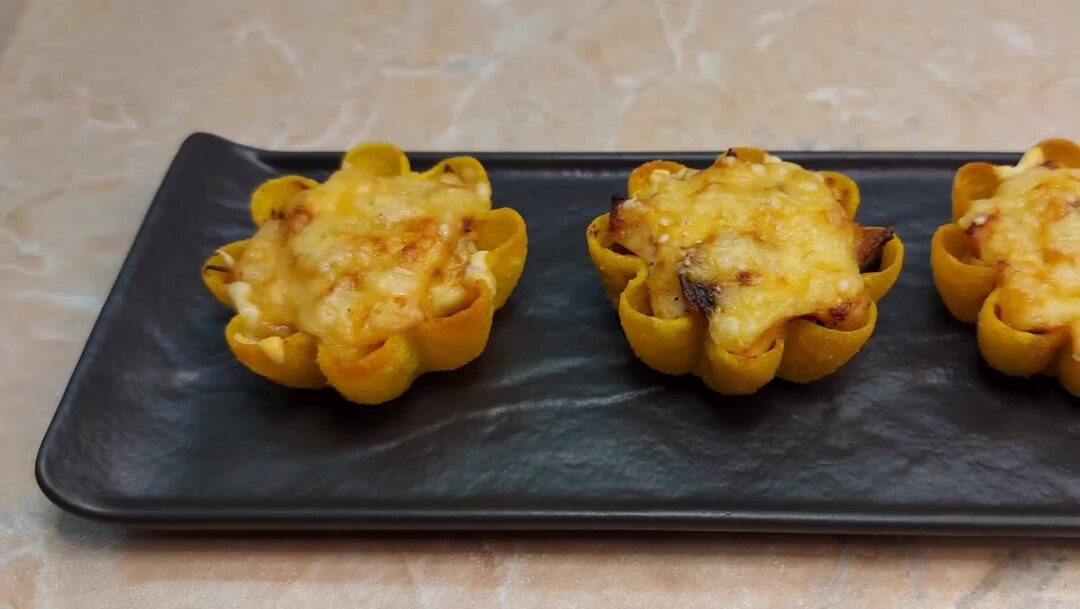 жульен в готовых тарталетках с грибами и курицей. жюльен грибной в тарталетке. жульен в тарталетках. жульен в тарталетках в сметане. мини тарталетка с грибным жульеном.