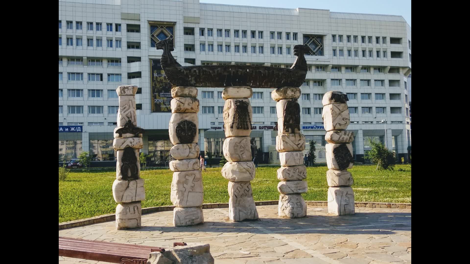 Ладья пермь. Кама-река памятник. Кама река скульптура Пермь. Скульптурная композиция Кама-река Пермь. Памятник Кама река в Перми.