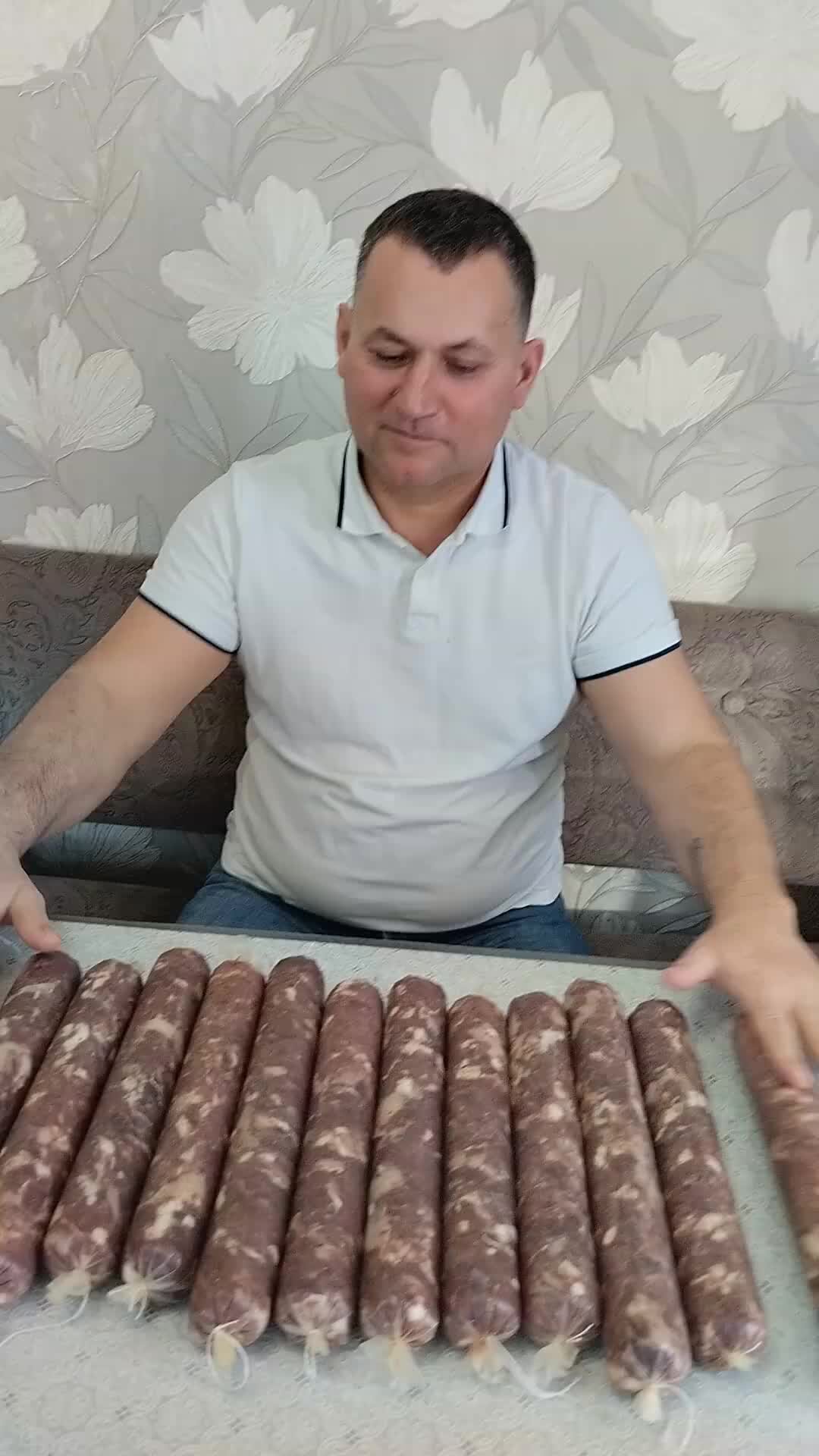 Два кусочека колбаски юмор. Стих про крендель. Крендель мендель колбаса народная английская песенка. Колбаса докторская производители. Песня колбаса.