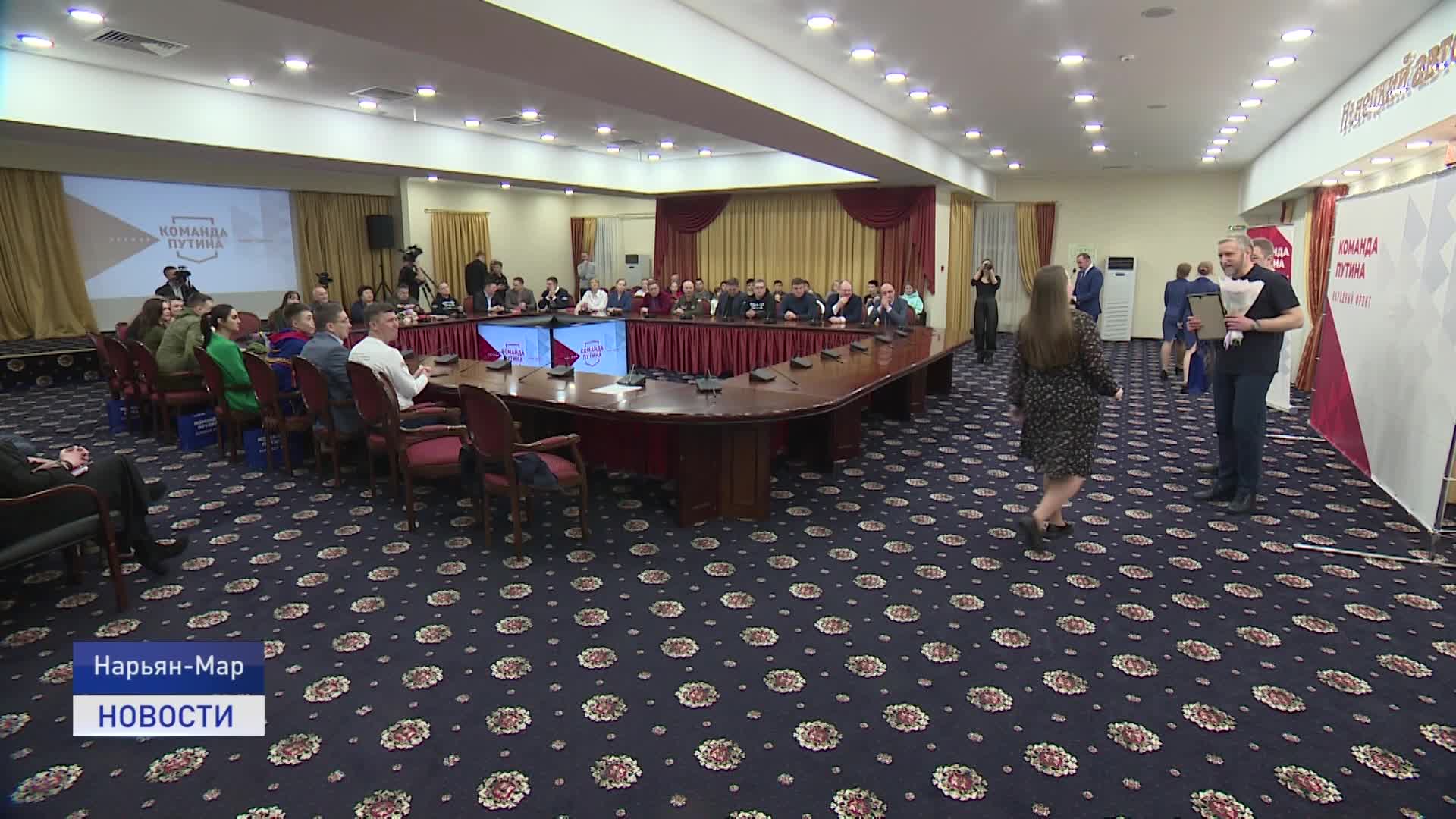 понятие общественные отношения. коллектив дружный сплоченный. встреча коллег. трудовой коллектив. равноправие людей.