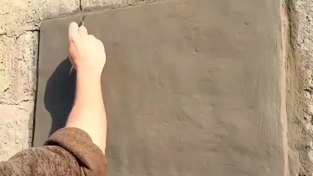 оштукатуривание стен. выравнивание стен цементной штукатуркой. гипсовая штукатурка на стене. ручная штукатурка. оштукатуривание поверхности стен.