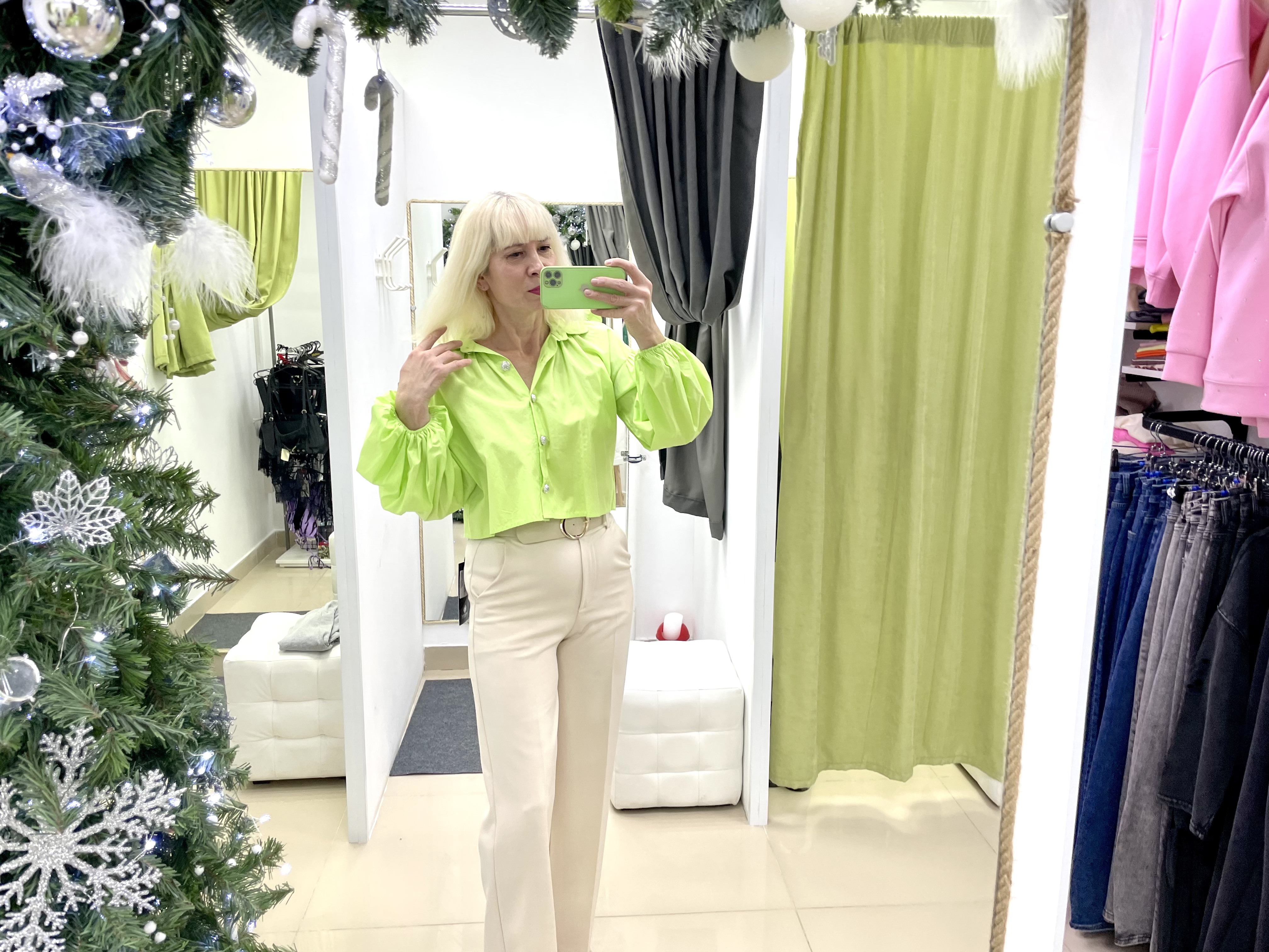 Женский гардероб. Куча вещей. Девушка примеряет наряды. Магазин одежды. Много платьев.