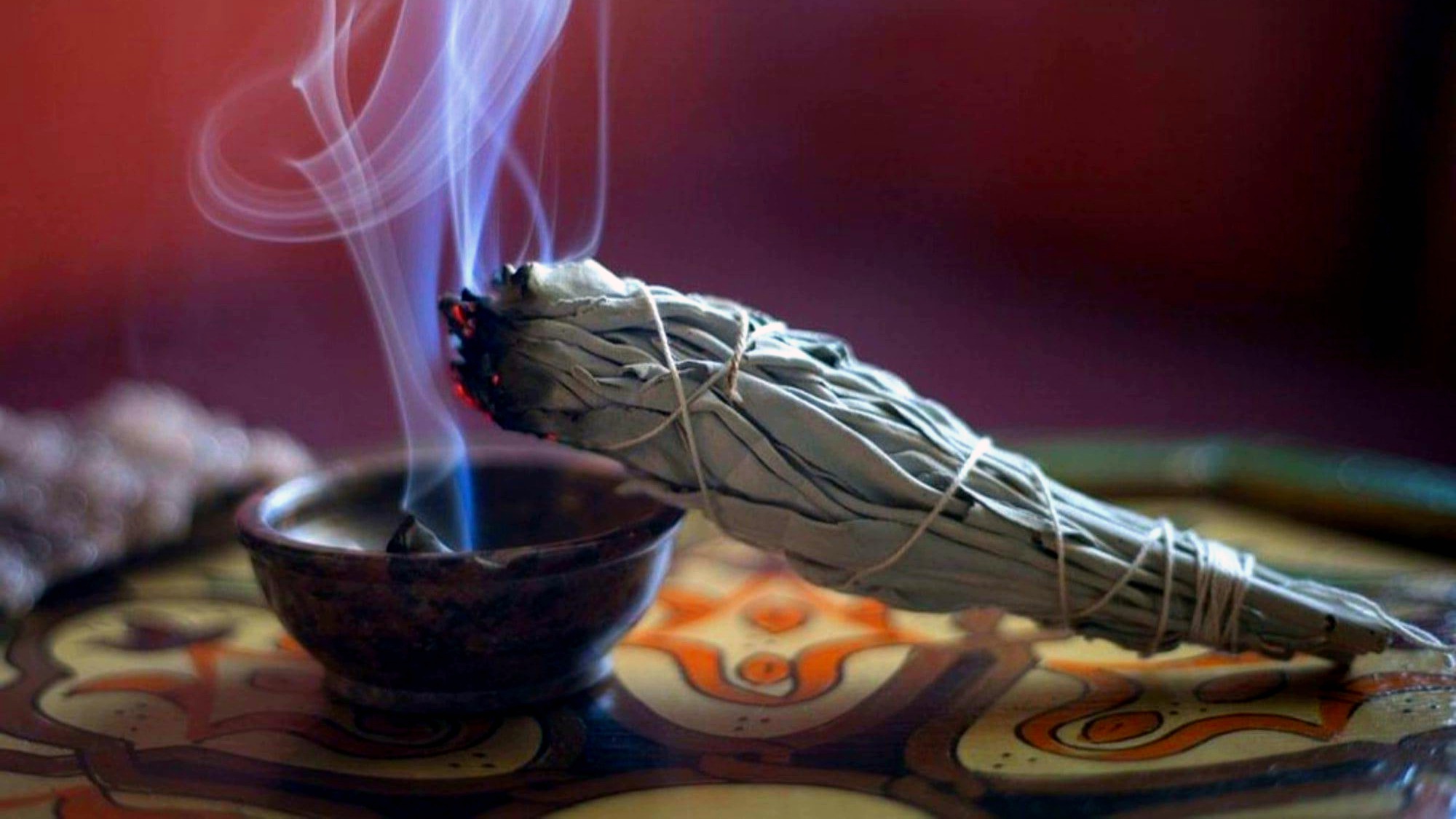 Очищение дома. Протирает кухонный стол. Уборка кухонного стола. Как очистить пространство. Очищение помещения от негативной.