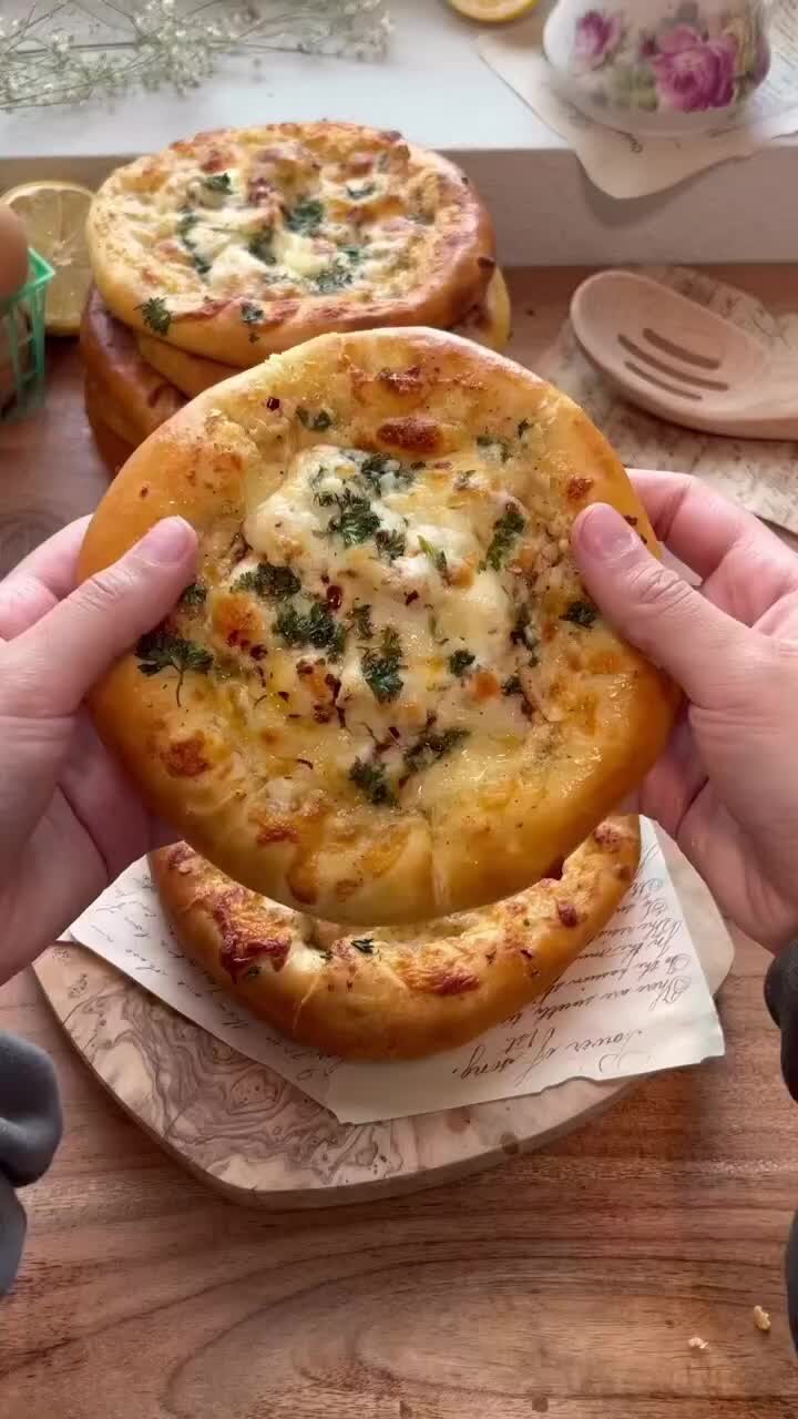 Food.ru — Главная кухня страны | Мини-пиццы с курицей 🍕 Источник рецепта:  Mxriyum Пошаговый рецепт — в комментариях! | Дзен