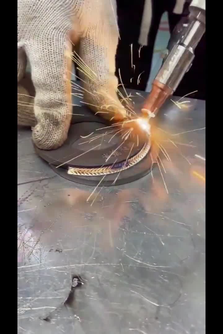 зачистка лазером. Cleanlaser cl1000. лазерный удалитель ржавчины. лазерный. лазерный удалитель ржавчины.