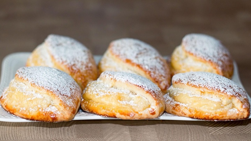 Ингредиенты для дрожжевого теста. Мука в миске. В яично сахарную смесь добавляют муку. Блины с печенью трески яйцом перепелиным. Добавляем яйцо с разрыхлителем.