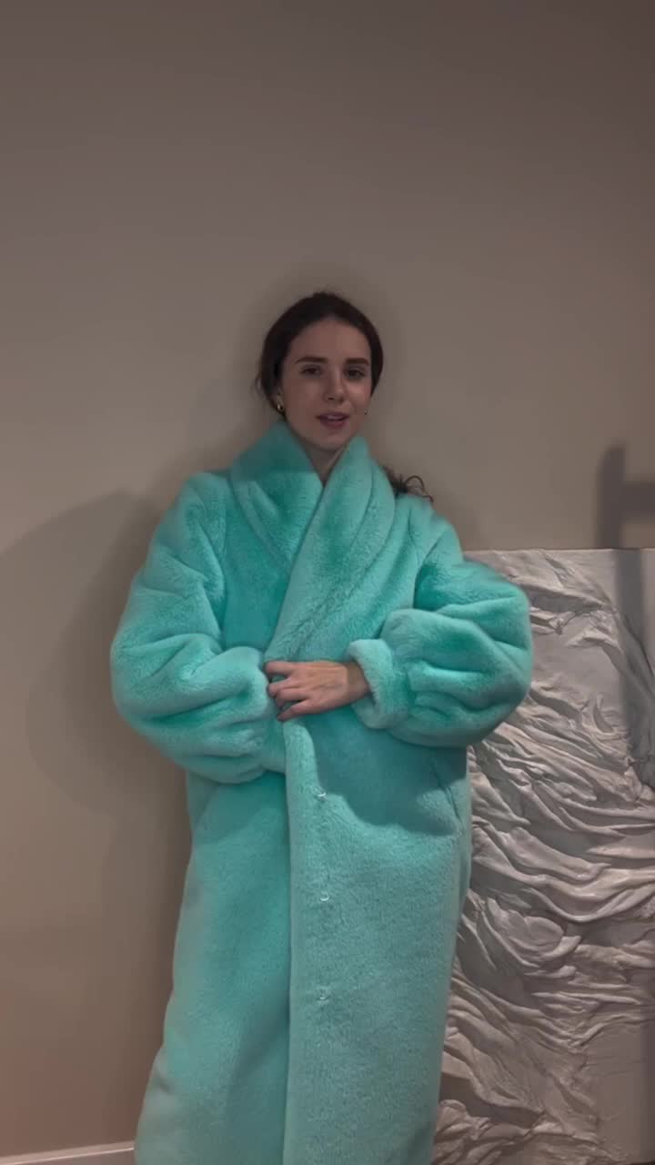 зимняя распродажа верхней одежды. скидки на зимнюю коллекцию. зимняя распродажа верхней одежды. зимняя распродажа. реклама магазина верхней одежды.