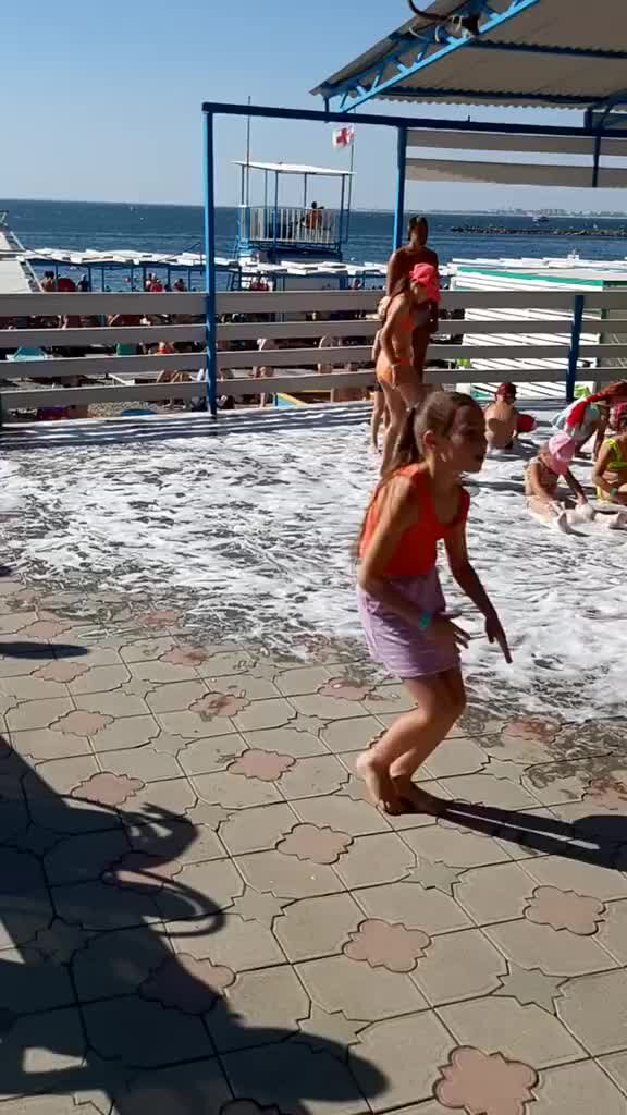 Анапа лето 2012, погода позволяет - люди отдыхают