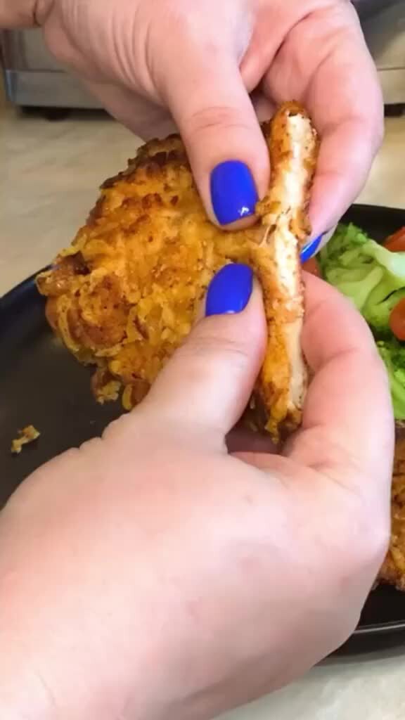 Рецепт курицы в сухарях. Куриная голень в панировке. Курица в панировке. Куриный наггетс. Чикен тендерс.