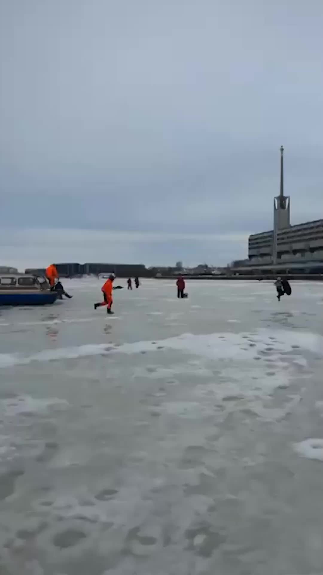 Машина ушла под лед. Тело девушки которая прыгнула в прорубь. Уаз провалился под лед. Ушла под лед видео. Молодой мужчина спас из полыньи детей.