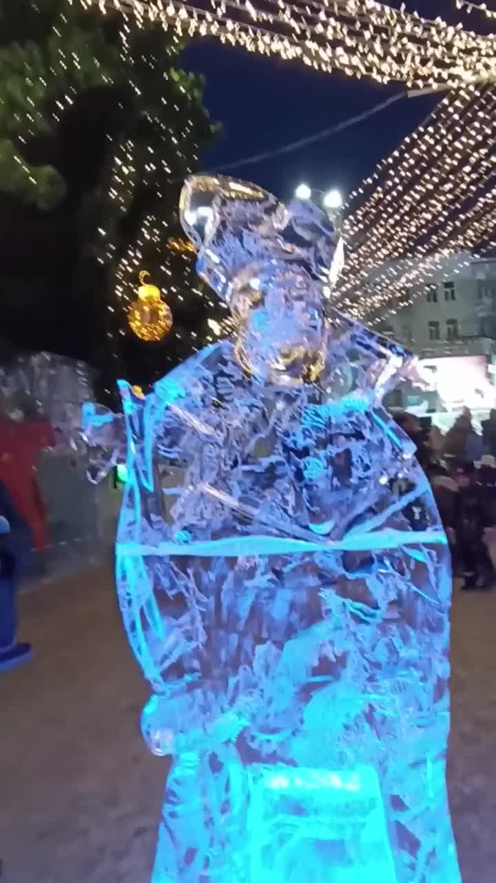 Ледяной городок в екб. Ледяной городок елка в полевском. Екатеринбург ледяной городок в центре. Ледяной городок екатеринбург. Горка в академическом екатеринбург сахарова.