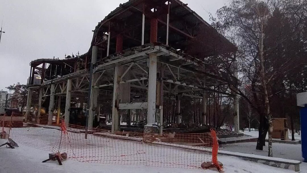 Здания под демонтаж. Разрушенный жилой дом. Демонтаж жилых домов. Снос здания. Демонтаж многоэтажки.