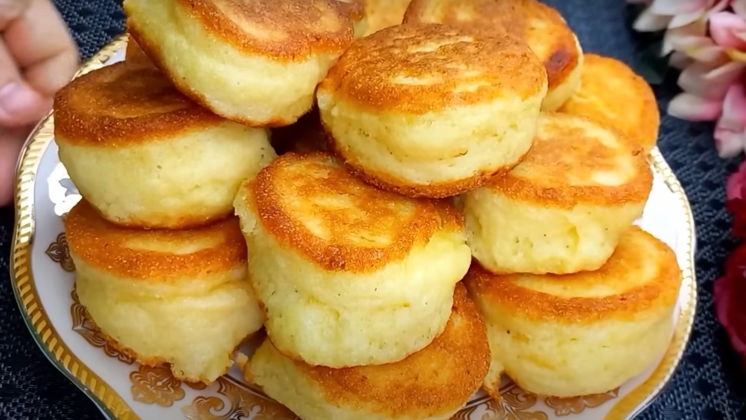 оладьи на манке. оладьи на манке и кефире с мукой. оладьи без муки с манкой. сковорода для оладий. пышные оладьи на манке.