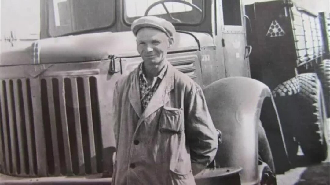 водитель автобазы. термез совтрансавто. водитель краза фото. автобаза совтрансавто. автобаза турист саратов.