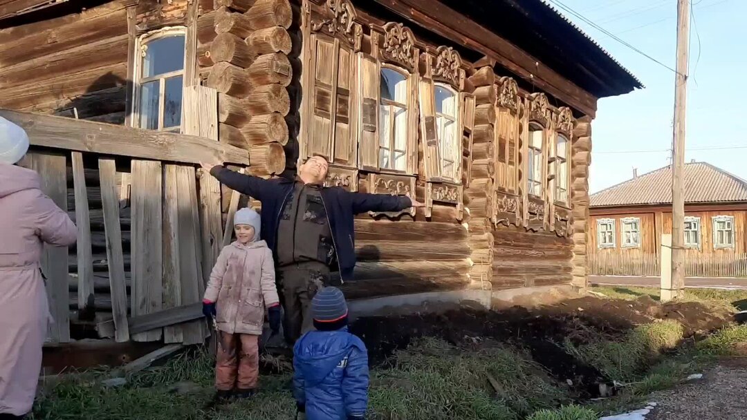Природа домик в деревне. Деревенский домик на берегу реки. Русская деревня. Дом в деревне на лето. Лето в деревне.