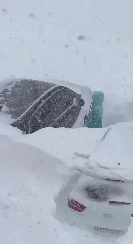 Снежная куча. Высокие сугробы. Сугробы во дворе. Много снега в городе. Много снега.