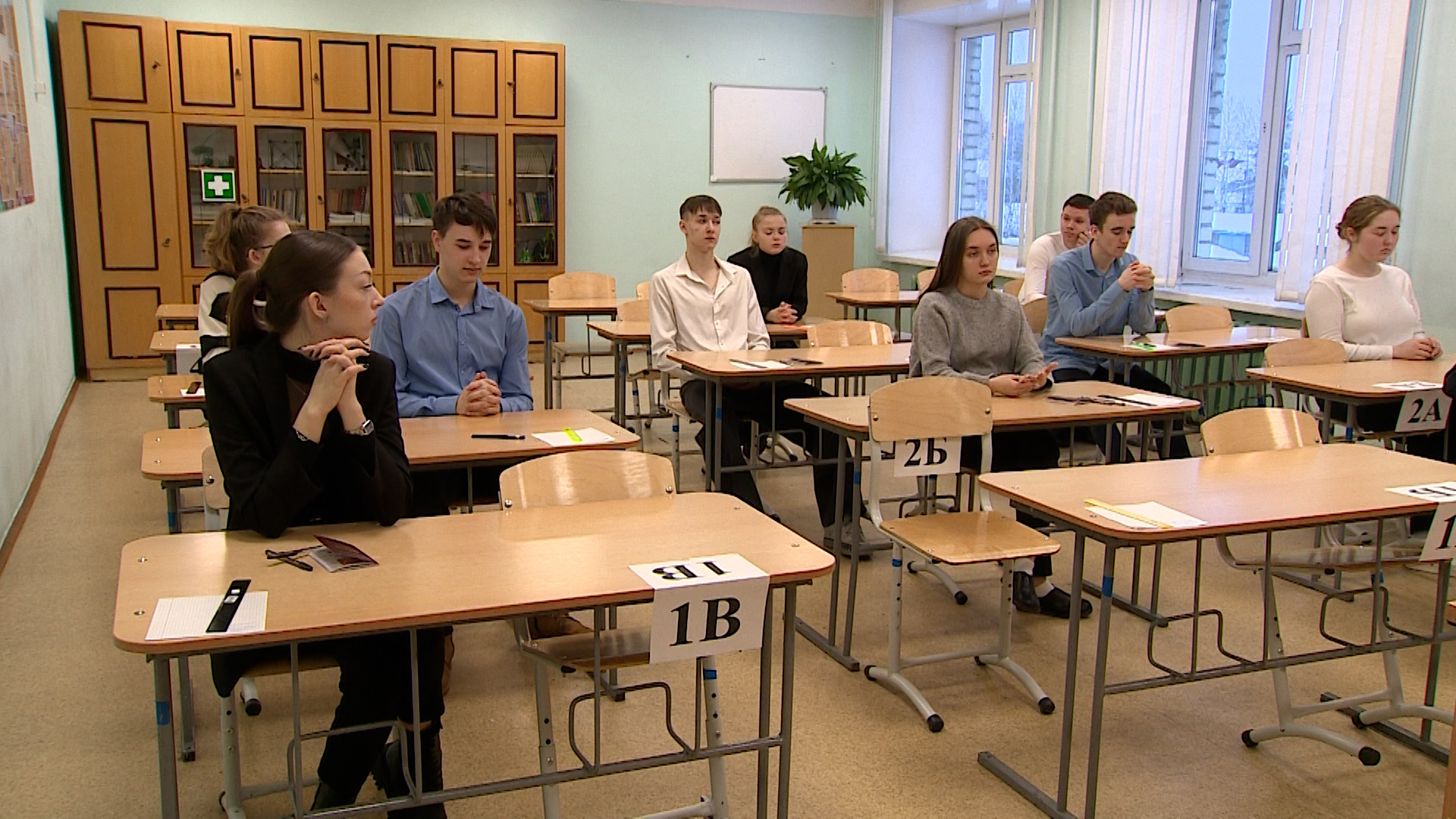 счастливые школьники. младшие школьники. школьники в классе. учеба в школе. ученики в школе.