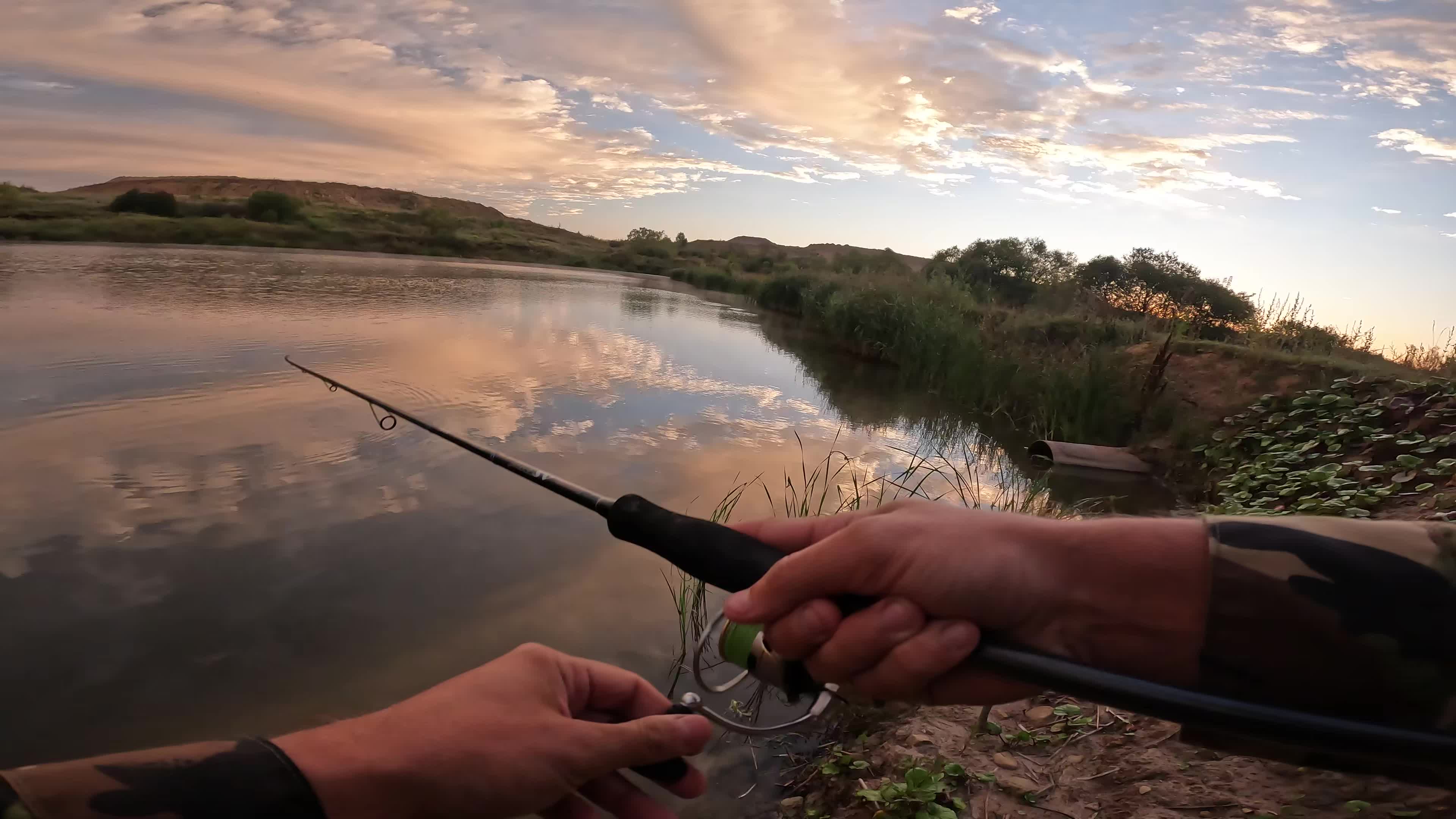спиннинговая рыбалка. рыбалка на спиннинг. щука на спиннинг. ютуб рыбалка. удочка для рыбалки.