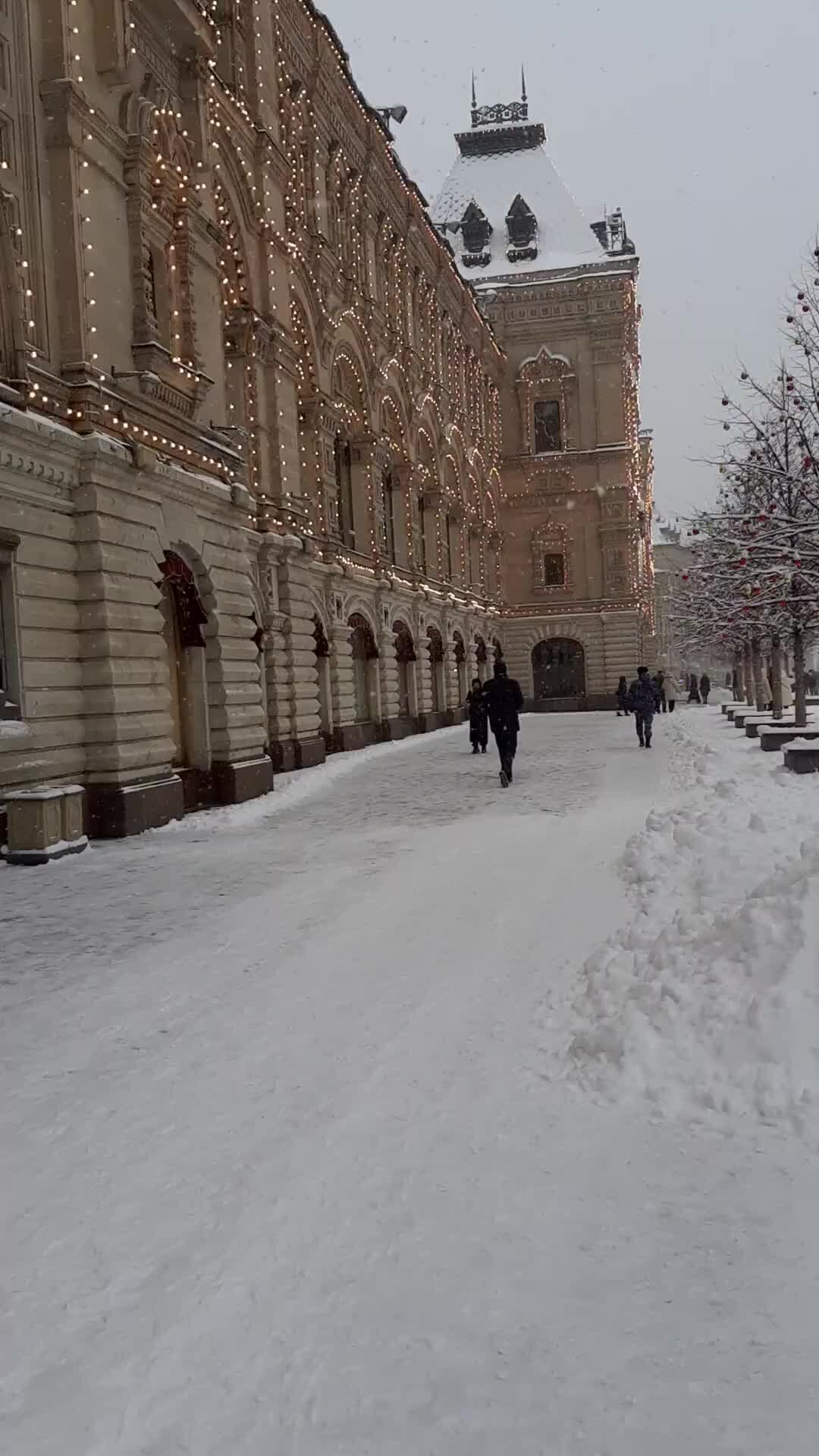 гум в москве на красной площади. москва весной ночью 2021. манежная площадь москва новый год 2023. некрополь у кремля 2022 москва. салют на красной площади 2021 в москве.