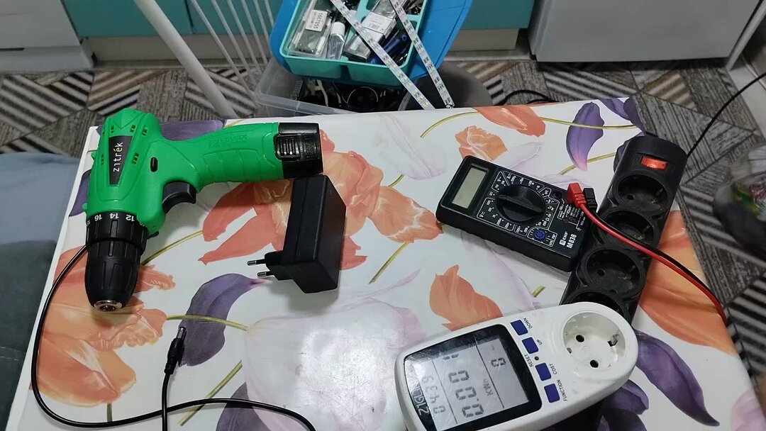 Аккумулятор шуруповерта 12v зарядка. Зарядка для шуруповерта 12 вольт. Как зарядить шуруповерт зарядным устройством. 4 вольт для шуруповерта макита. Как зарядить шуруповерт зарядным устройством.