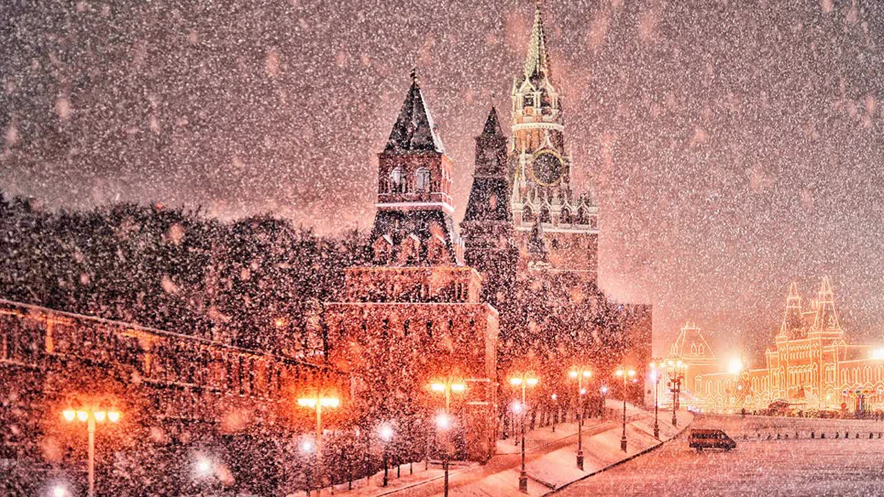 Снег на 9 мая в москве. Снежная Москва. Снег в Москве. Снегопад в Москве. Снег в Москве ночью.