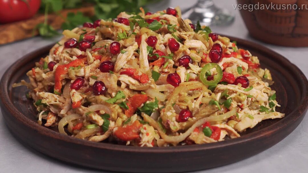 куриный салат рецепт видео. салат из грудки курицы. куриный салат рецепт видео. салат с редисом и куриной грудкой. салат быстрый из куриного филе.