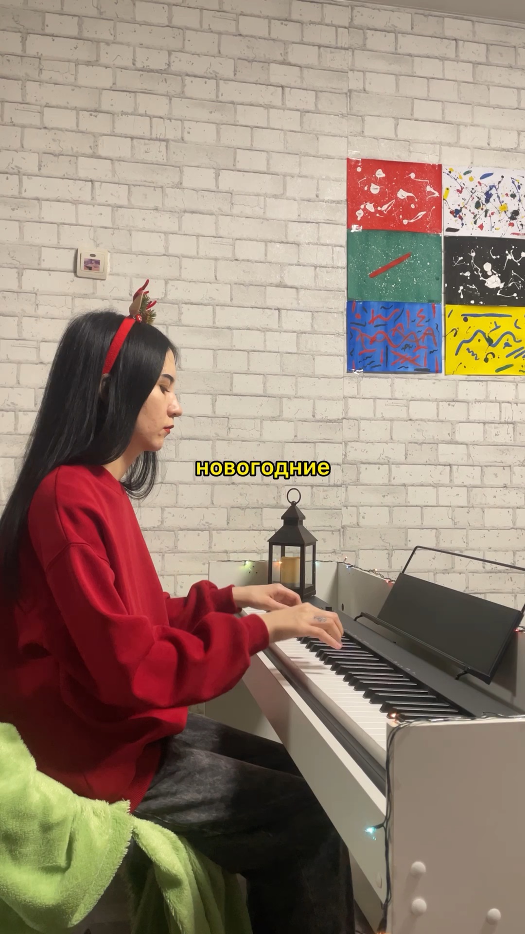 Новинки зарубежной музыки. Брюнетка в наушниках. Original music. Музыкальный сборник. Музыкальные новинки картинки.