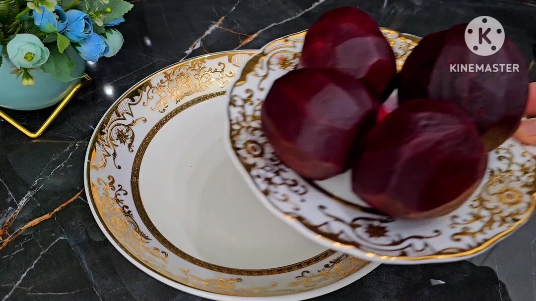 Как сделать свекольные. Вареная свекла натертая. Сок буряка. Салат со свеклой. Свекольный сельдерейный фреш.