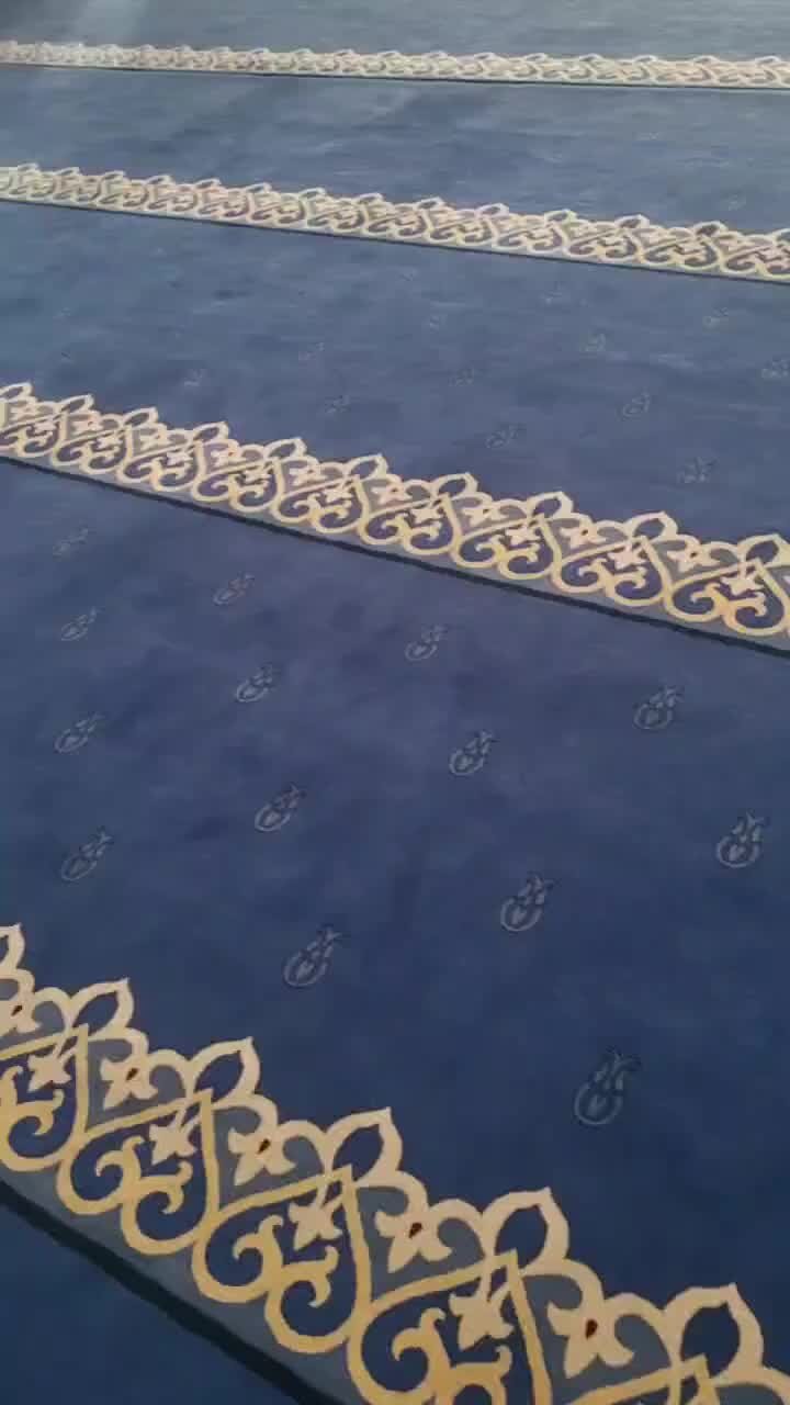 ханафитский имам. мусульмане в мечети. галеевская мечеть. молебен в мечети. мусульмане в мечети.