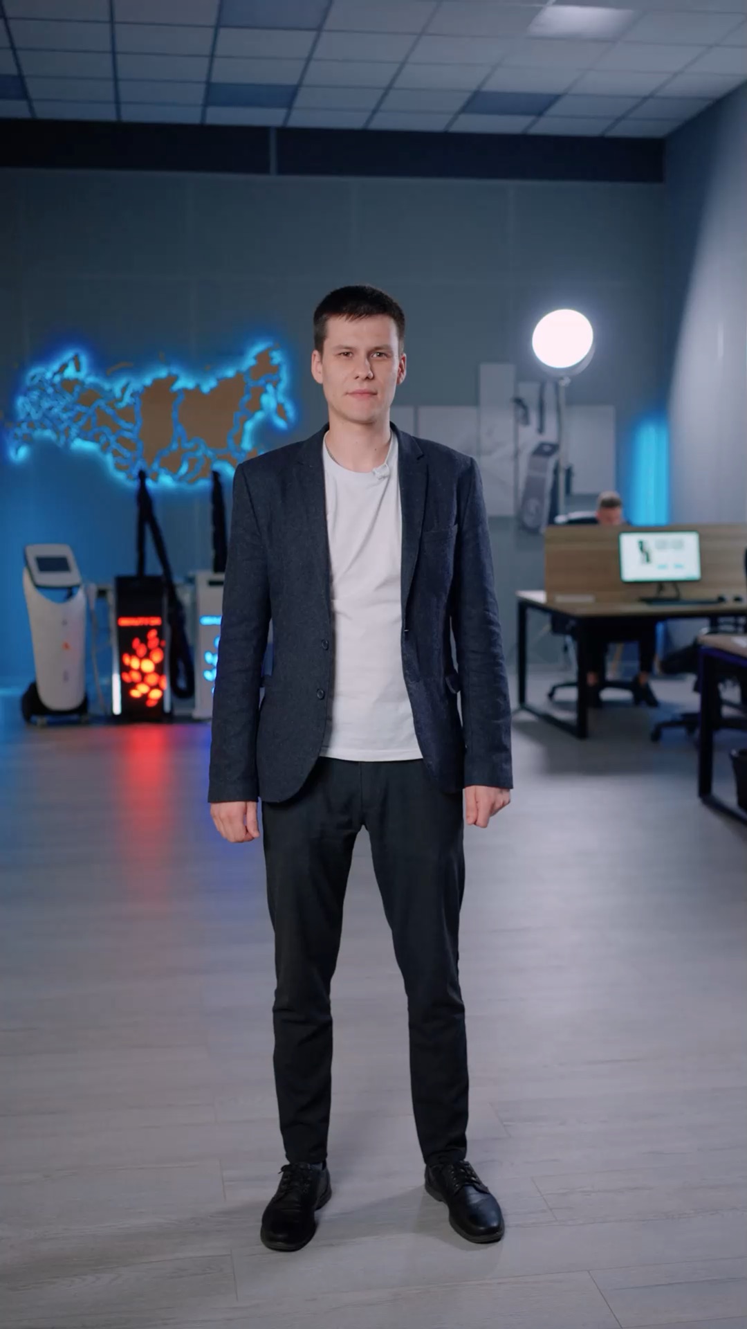 Телефонный разговор. Деловые переговоры. Коллеги свяжутся с вами. Люди на совещании. Бизнесмены переговоры.