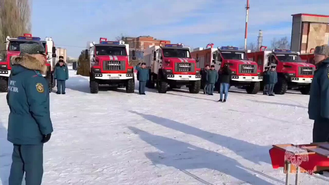 включи самые пожарные. пожарный герой. пожарная машина ural next. пожарник. пожарник и пожарный.
