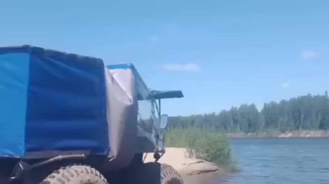 Паромная переправа карташево. Понтонная плавучая переправа. Река переправа. Переправа вятка гоньба. Понтонный мост река емца.