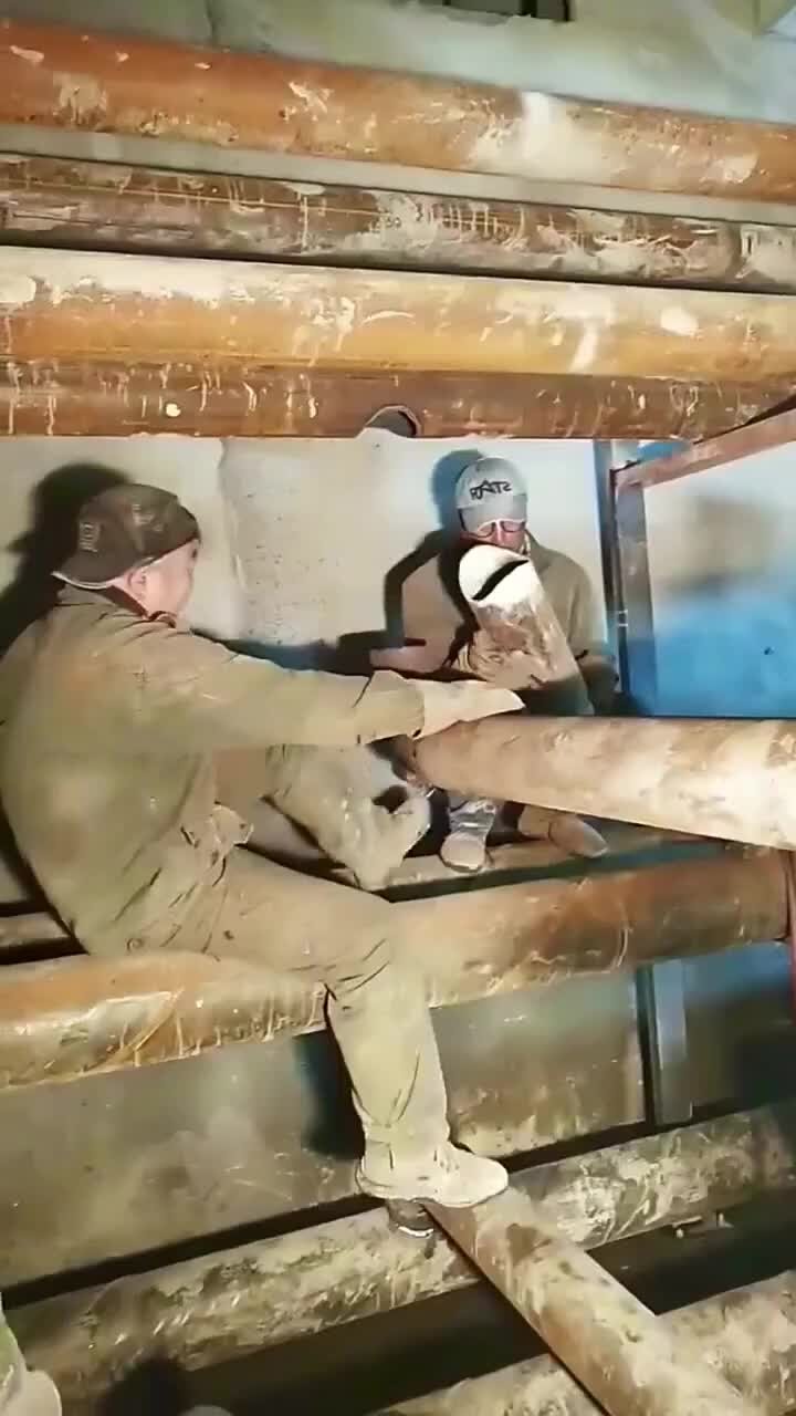 сварка трубы 1220 технология. электродуговая ручная сварка труб. сварка трубы диаметром 1020 мм. сварка магистральных трубопроводов диаметр 1420. сварщик трубопроводов.