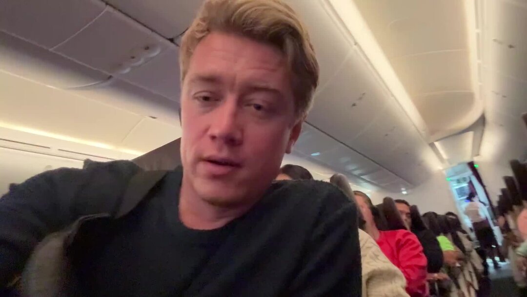 место у иллюминатора в самолете. мобильник в самолете. самолет летит. человек сам. включи лети на самолете.