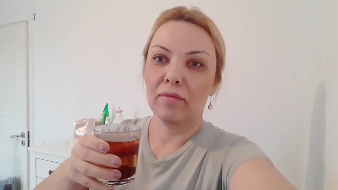 Взрослые дети живут с родителями. Мужчина дарит розы женщине. Пара влюбленных. Девшук аидет на свидание. Сын идет на свидание.