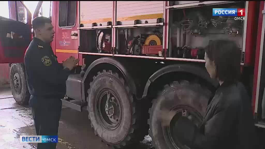 пожарный в огне. пожарный выносит из пожара. пожарный выносит из огня. вынес из пожара. пожарный выносит ребенка из пожара.