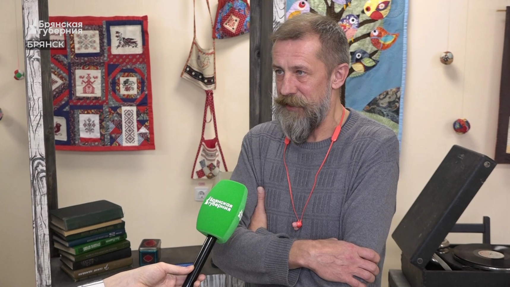 писатель пишущий комедии. писатель пишущий комедии. александр сергеевич пушкин в михайловском. брэдли купер кадры. John cusack 1408.