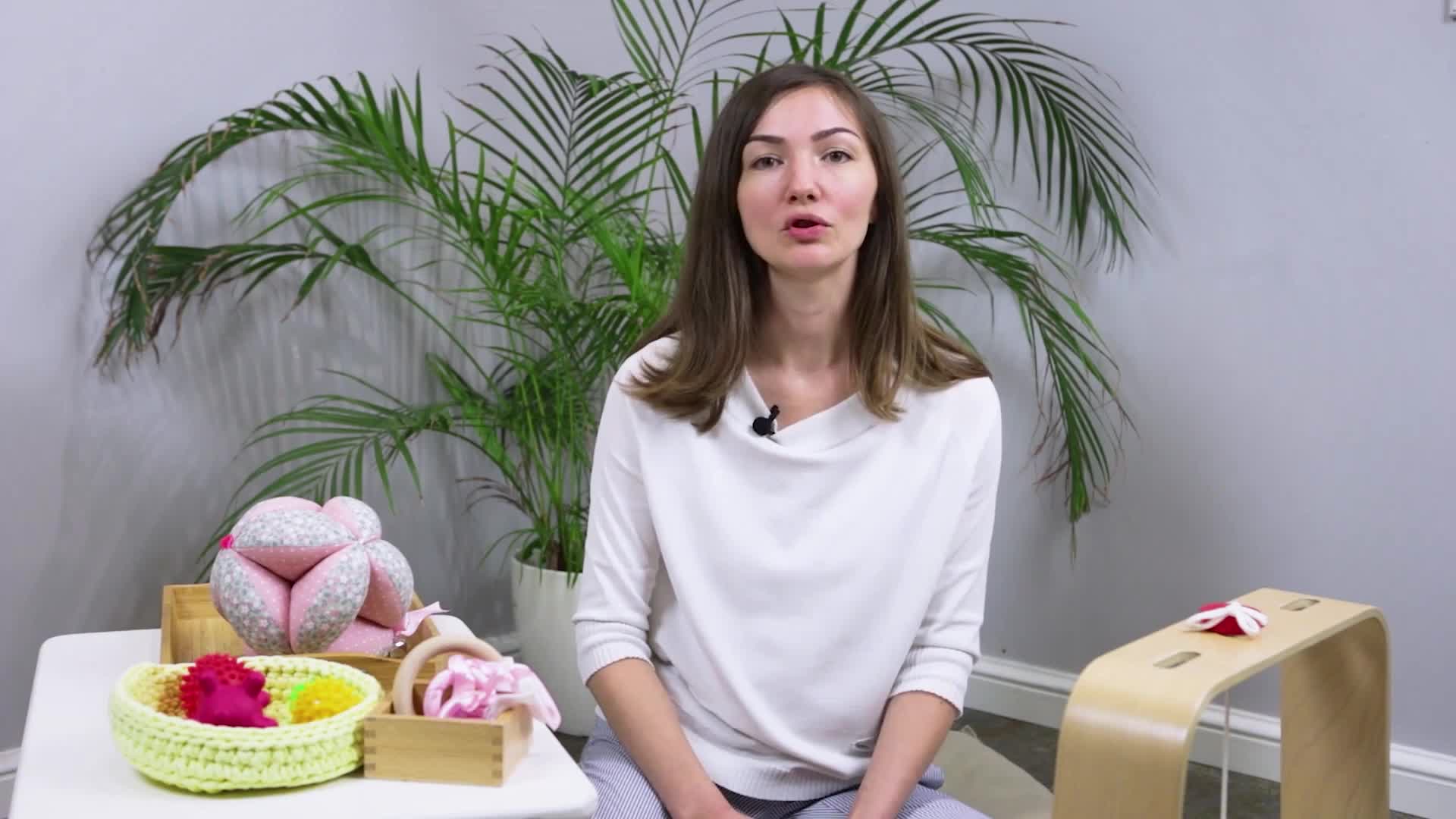 ребенок кушает рыбу. какую рыбу можно давать ребенку до года. блюдо в виде рыбки. введение рыбы в прикорм. игрушка "рыбка".