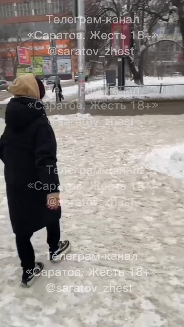 Стоит ли девушке писать парню. Стоит ли девушке писать парню