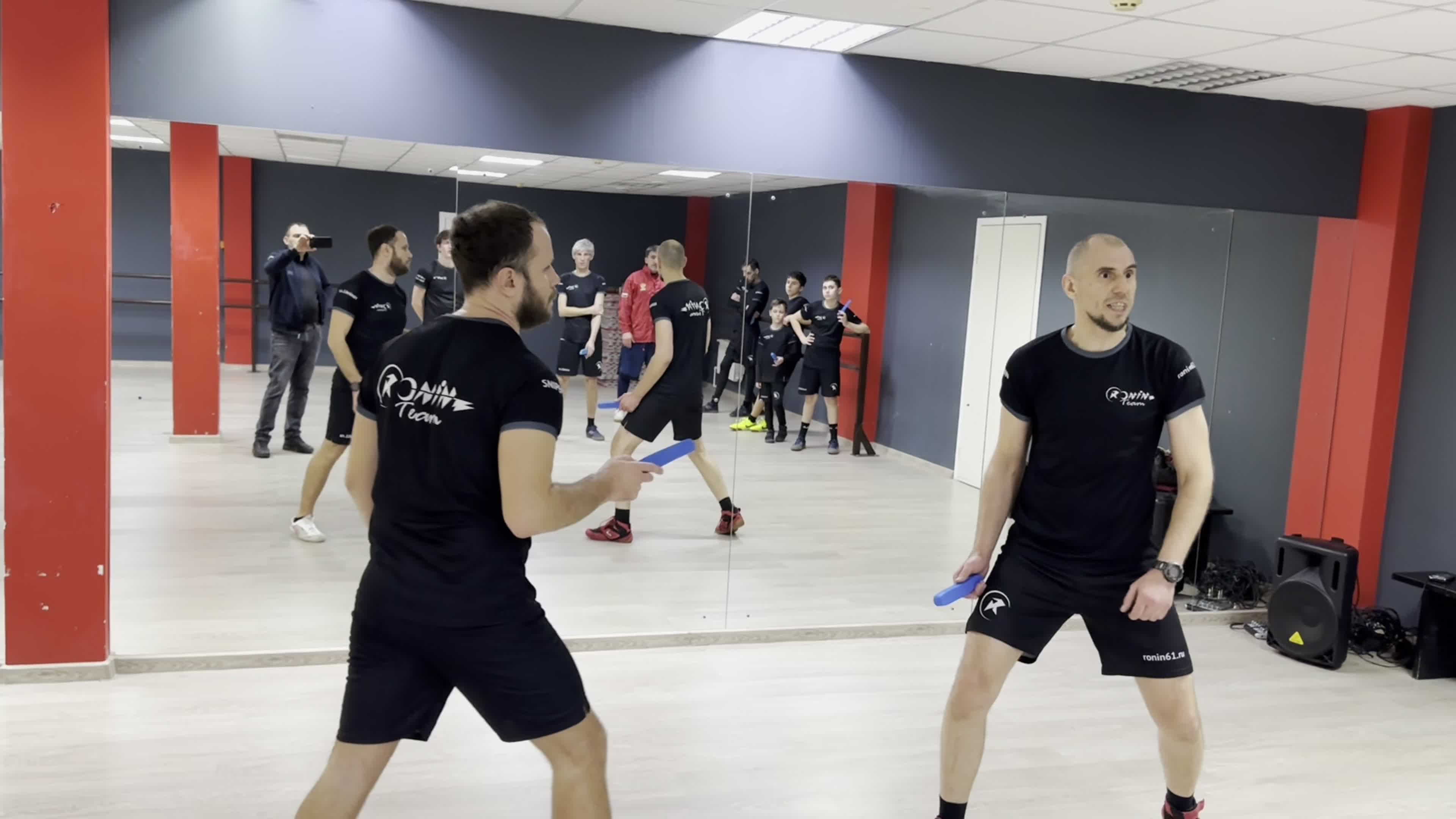 легкие приемы в борьбе. удар рукой. рукопашный бой удар сбоку. техника драки. защита от удара ножом сбоку.