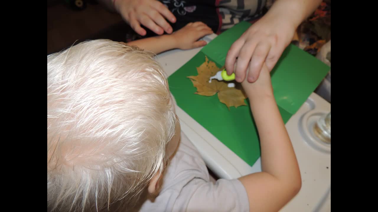 Умный малыш 23. Детский умная колонка. Как сделать детей умными. Ребенок с часами на руке. Что сделать с детьми.