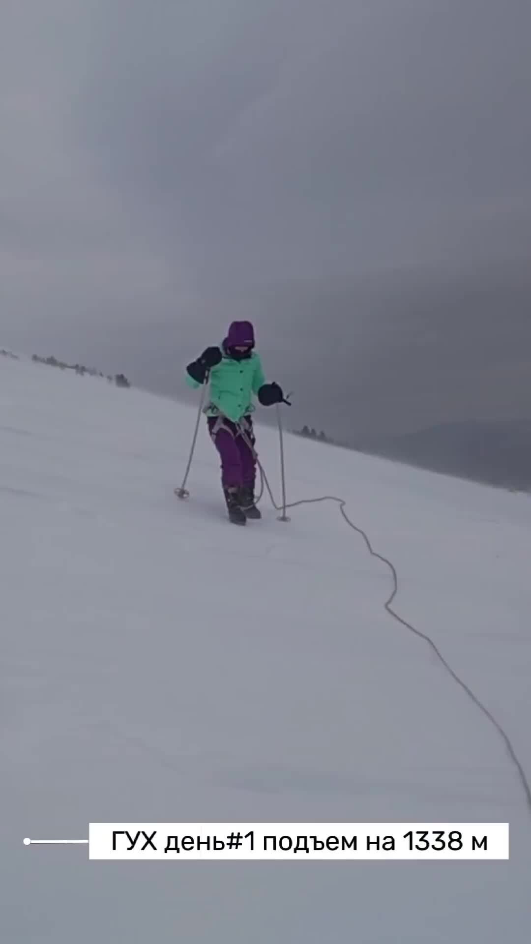 упал на лыжах. горы лыжи. веденин лыжник. снег про лыжницу. лыжник упал.