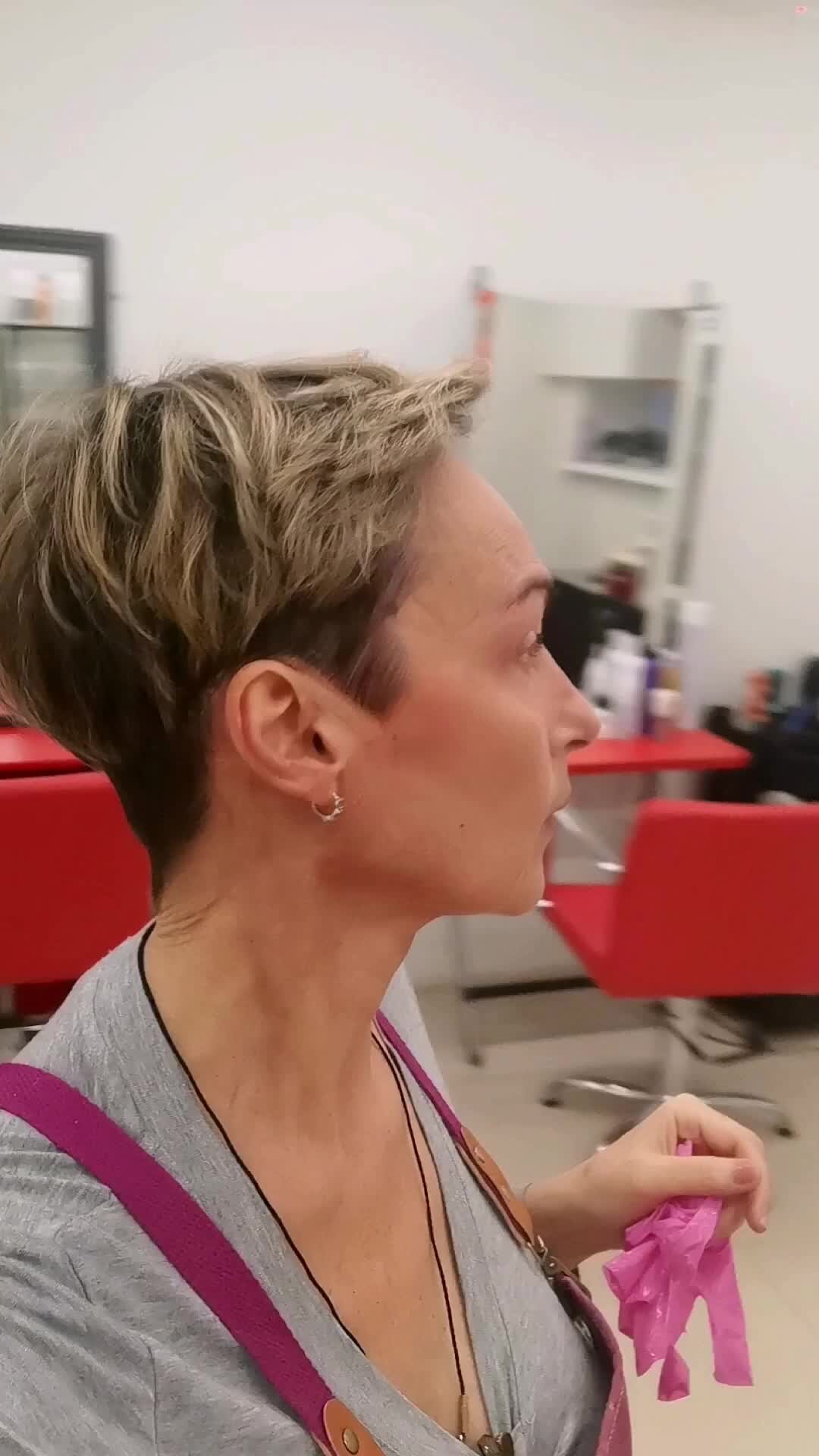 нанесение красителя на волосы. парикмахер стилист колорист. балаяж процесс. профессия стилист колорист. коориста.