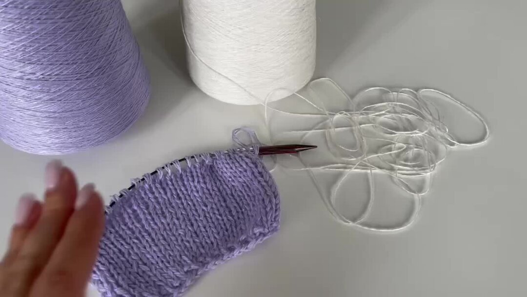 3 нити пряжа. моснитки 9к. скрутка нитей для вязания. скрутка двух нитей для вязания. металлизированные нити мулине.