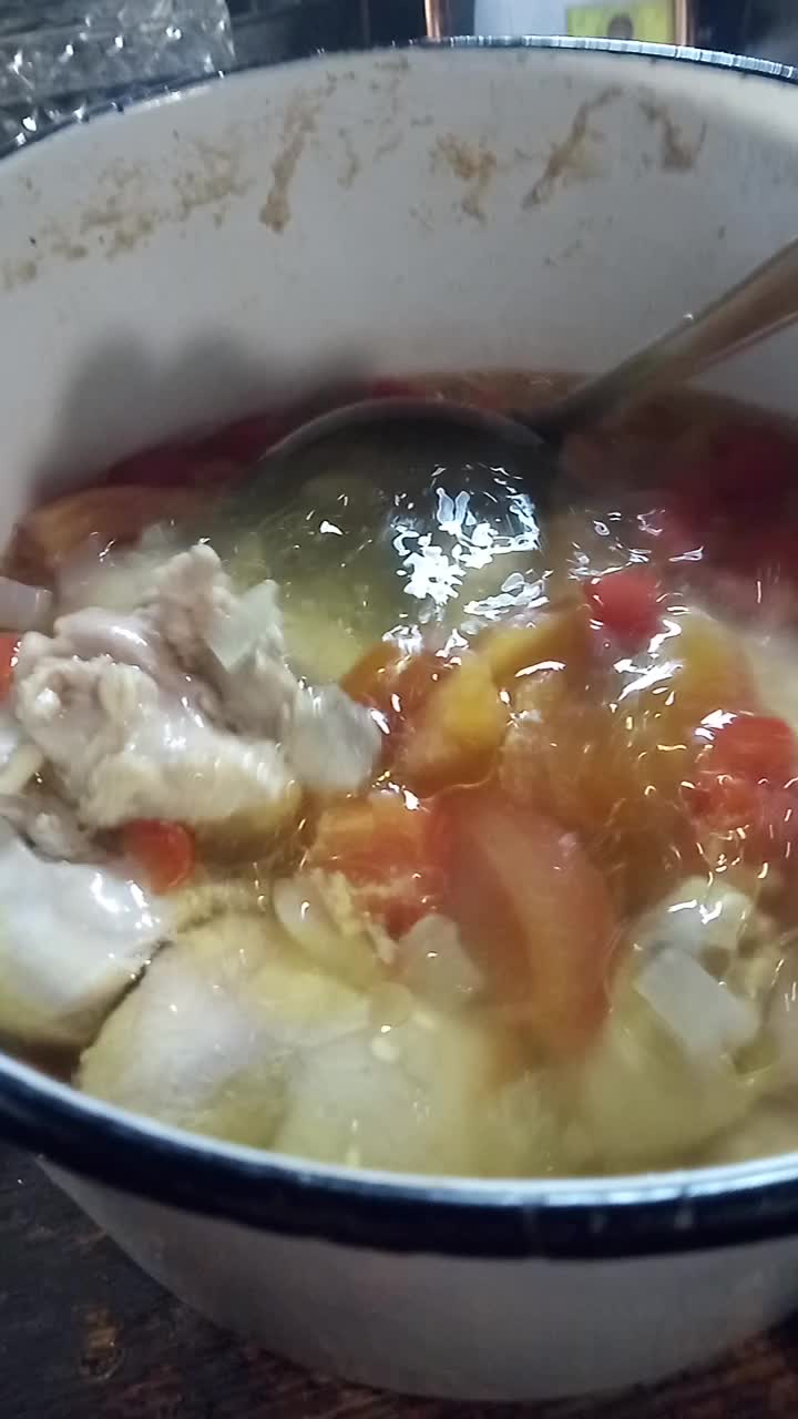 Суп курица с картошкой в кастрюле. Суп курица с картошкой в кастрюле