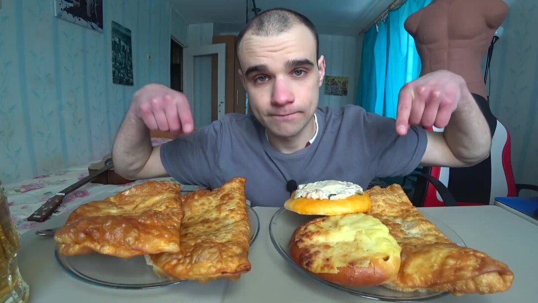 Сочный чебурек. Чебуреки пирожки. Чебуреки на тарелке. Чебуреки жареные. Чебуреки.