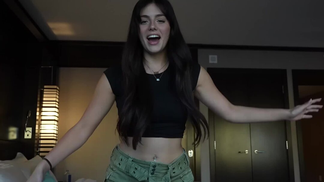 сняла одежду перед камерой. длинноволосая девушка раздевается на камеру. трансляции девочек в записи. подростки перед веб камерой. девочки танцуют перед веб.